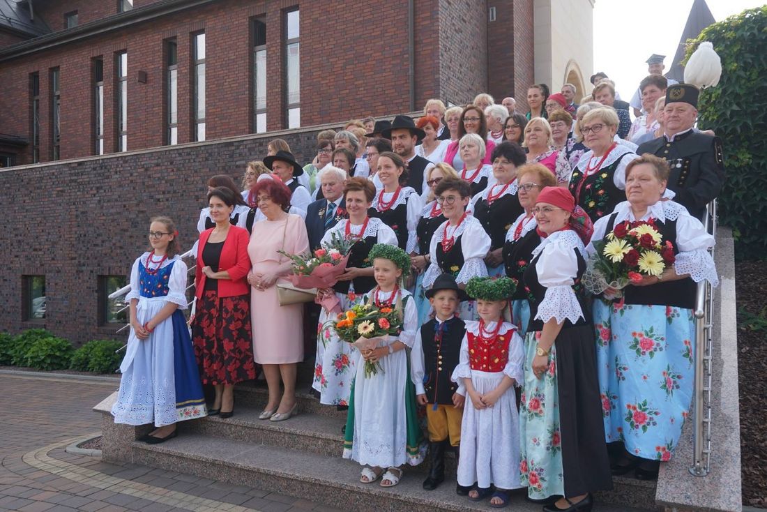 Zdjęcie zbiorowe pań z koła gospodyń wiejskich m. in. z prezydent Anną Hetman, przed kościołem w Bziu