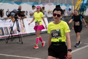 Uczestniczki VIII Jastrzębskiego Biegu Kobiet przekraczają linię mety.