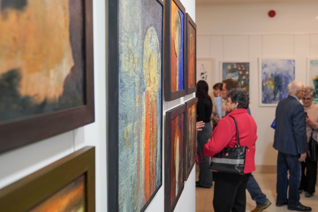 Obraz na pierwszym planiem w tle rozmyci goście na wernisażu 