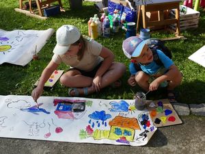 Dzieci podczas kolorowania. 