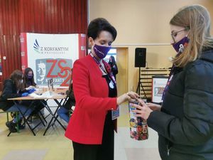 Prezydent Anna Hetman wrzuca pieniądze do puszki