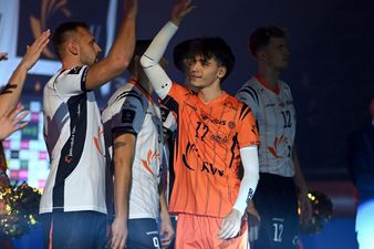 Jakub Jurczyk podczas prezntacji przybijający piątki z zawodnikami