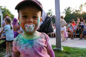 Małe dziecko ubrudzone kolorami holi 