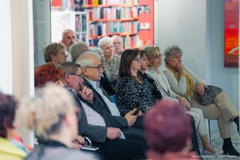 Uczestnicy spotkania słuchają Soni z zaciekawieniem 