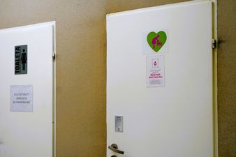 drzwi toalety na sali obsługi interesanta