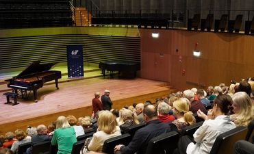 Publiczność przygotowująca się do koncertu.