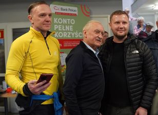 Krzysztof Wielicki pozuje do zdjęcia z uczestnikami spotkania