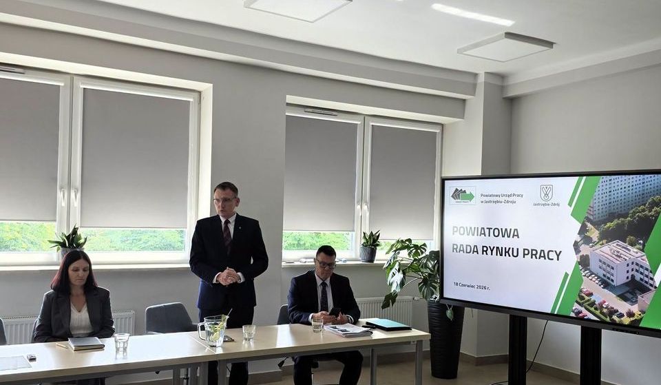 Prezydent Michał Urgoł przemawia podczas posiedzenia Powiatowej Rady Rynku Pracy