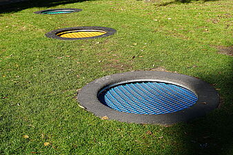 Trampoliny ziemne w kolorze niebieskim