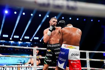 Zbliżenie kontaktu przez zawodnika w czarnych spodniach