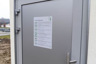 Na drzwiach naklejona instrukcja obługi 