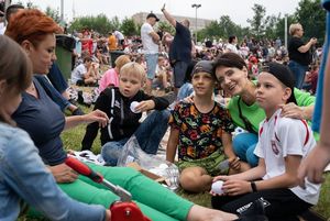 Dzieci korzystają z atrakcji przygotowanych przez miasto i pozują do zdjęcia z prezydent Anną Hetman.