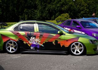 Sportowy samochód z wizerunkiem japońskiej bajki