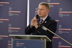 Bogdan Kasperek przemawia z mównicy.