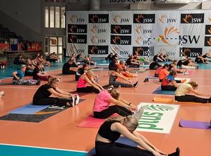 Kobiety w siadzie prostym podczas rozciągania