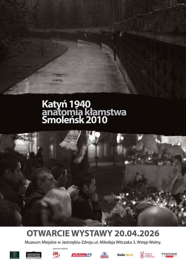Plakat wystawy „Katyń 1940 anatomia kłamstwa Smoleńsk 2010”. Czarno-białe zdjęcia cmentarza i ludzi w żałobie. Otwarcie: 20.04.2026, Muzeum Miejskie w Jastrzębiu-Zdroju. Wstęp wolny