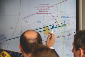 Mężczyzna pokazujący miejsce zajścia tragedii