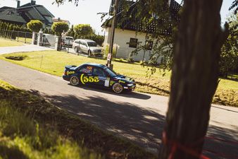 Zaparkowany pojazd rajdowy