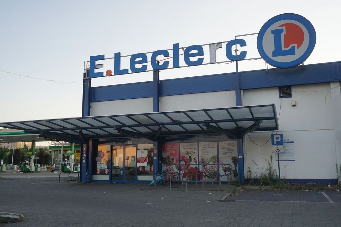 Zdjęcie przedstawiające fasadę budynku E.Leclerca