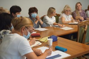 Anna Hetman i dyrektorzy i nauczyciele szkół