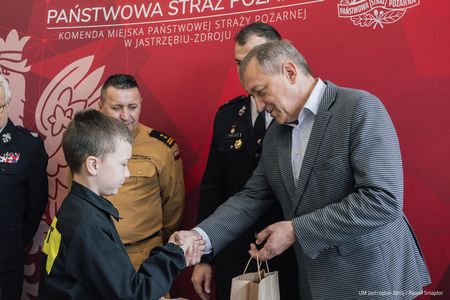 Grzegorz Dulemba II Zastępca Prezydenta wręczający nagrodę młodemu chłopcu