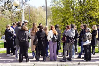 Studenci omawiający projekt