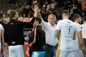 Leszek Dejewski gratuluje naszym zawodnikom.