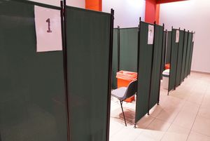 Wnętrze punktu szczepień: parawany