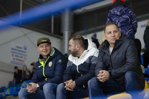 Kibice zajmują miejsca na trybunach Jastora.