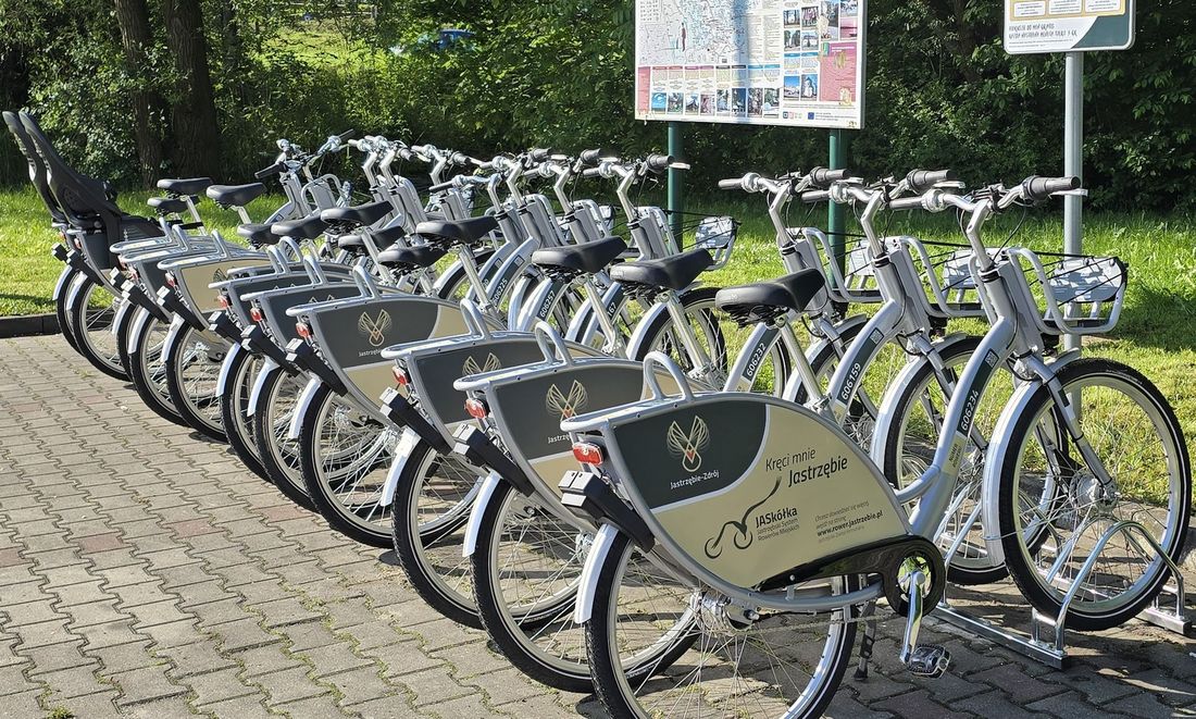 Rowery miejskie w stojakach