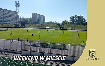 Grafika z napisem weekend w mieście, w tle widać piłkarzy na boisku