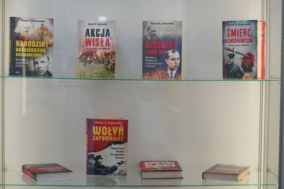Szklana gablota z książkami historycznymi Marka A. Koprowskiego o tematyce Wołynia.