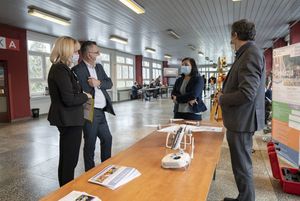 Dyrektor ZS nr 2, Ewa Mentel i naczelnik Stanisław Faber oglądają stoisko Politechniki.