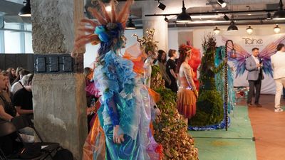 Modele ubrane w specjalne ubrania reprezentujące żywioły.