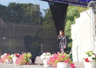 Jacek Silski w marynarce na scenie