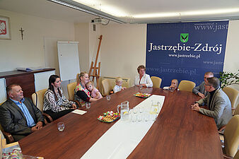 uczestnicy spotkania przekazania strojów