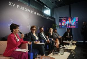 Zdjęcie przedstawia sesję podczas Europejskiego Kongresu Gospodarczego.