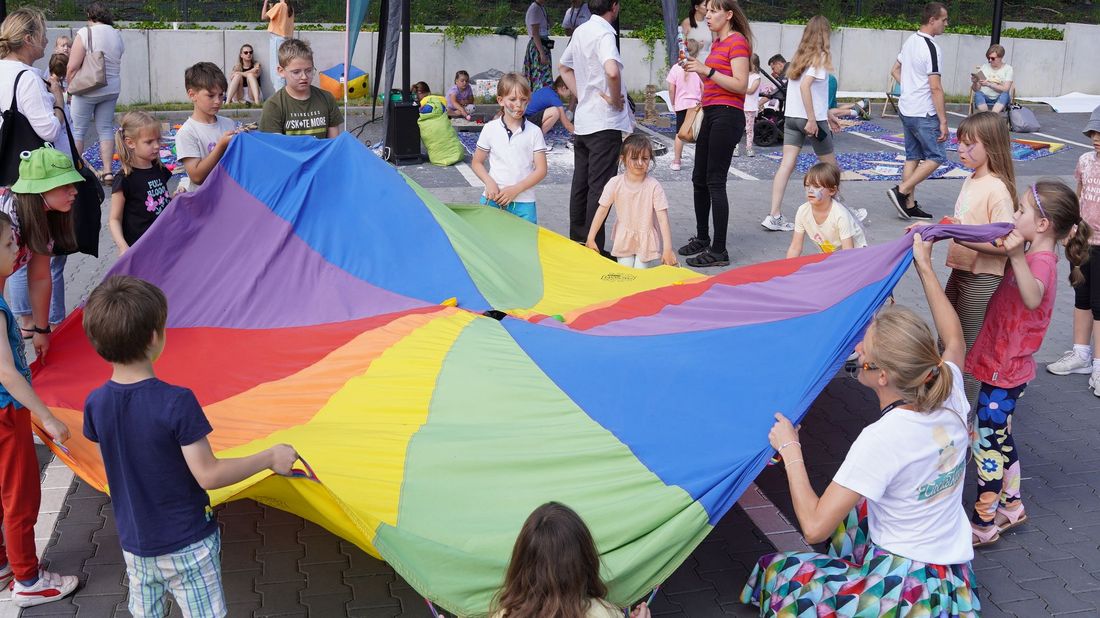 Zdjęcie przedstawia dzieci podczas zabaw z animatorami.