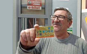 Mężczyzna trzymający w dłoni e-bilet.