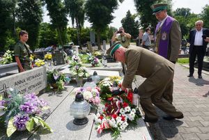 Złożenie kwiatow na grobie powstańca