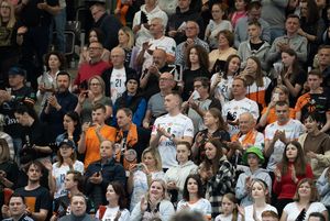 Kibice na trybunach hali.