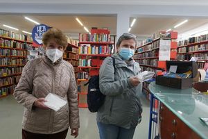 Czytelnicy biblioteki odbierają maseczki