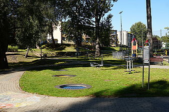 Trampoliny na osiedlu Przyjaźni.