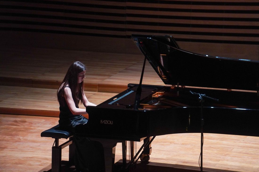 Alicja Czarnecka gra na fortepianie