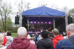 Zdjęcie przedstawia koncert Stanisława Soykiw Dniu Flagi.