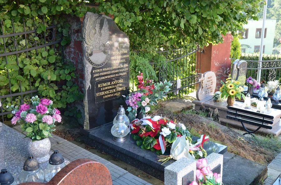 Grób zbiorowy wojenny Antoniego Kumora z Zawiercia i Pawła Sterniczuka z Równa - żołnierzy Wojska Polskiego, którzy polegli w dniu 1 września 1939 roku. jako pierwsze ofiary najazdu hitlerowskiego na Polskę