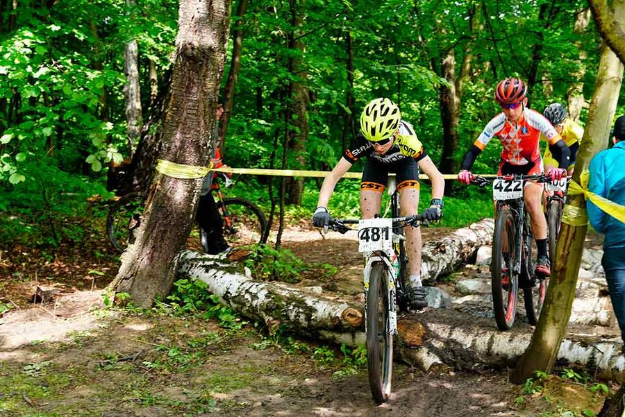 Zdjęcie przedstawia zawodniczkę startująca w zawodach.