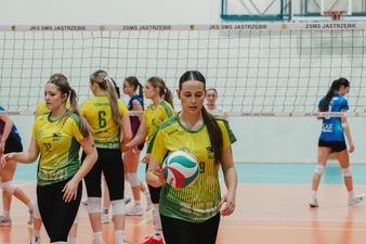 Zawodniczka JKS-u zmierza za boisku w celu wykonania zagrywki