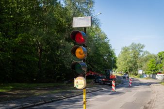 zbliżenie na sygnalizator świetlny w tle remontowana ulica Cicha