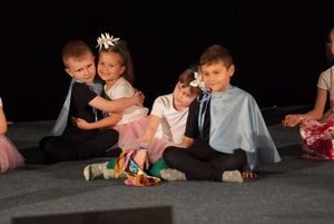 dzieci przebrane za kwiaty na scenie